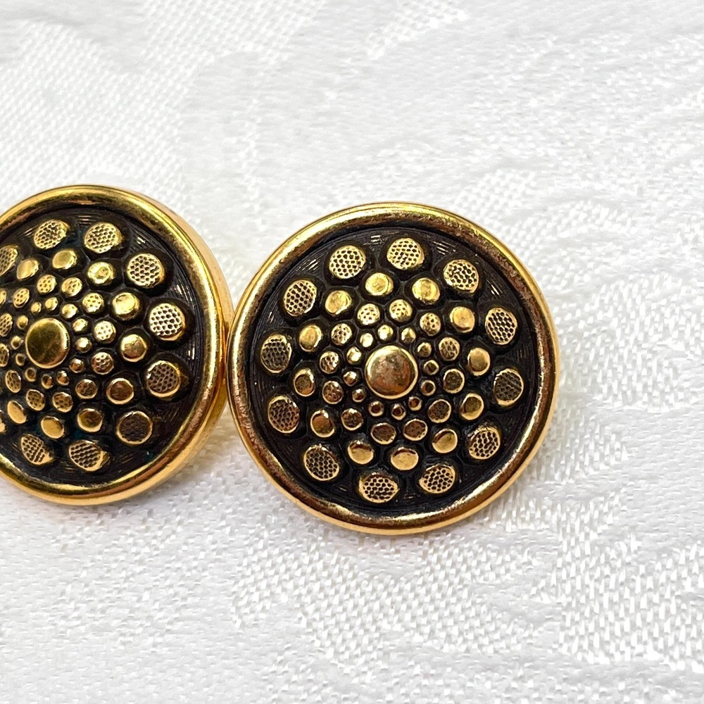 Vintage Accessocraft Gold and Black Tone Textured Circular Screw Back Earrings - Picture 3 of 11